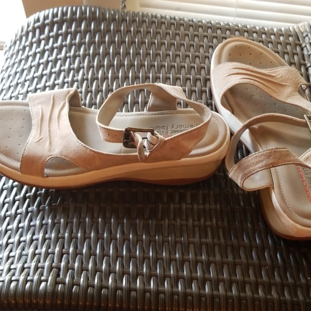 (SOLD) Sketchers Sandals